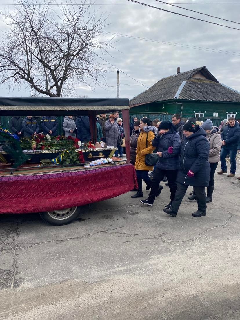 Траурний кортеж біля дому загиблого захисника