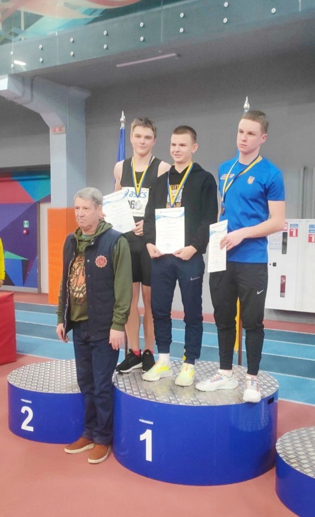 Крайній зліва серед призерів - Роман Жменьковський