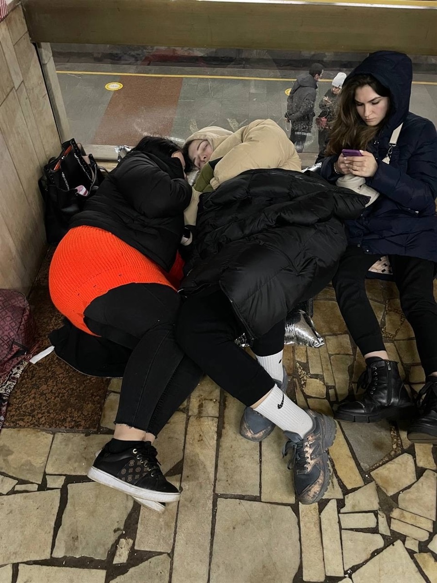 Перші дні провели в метро