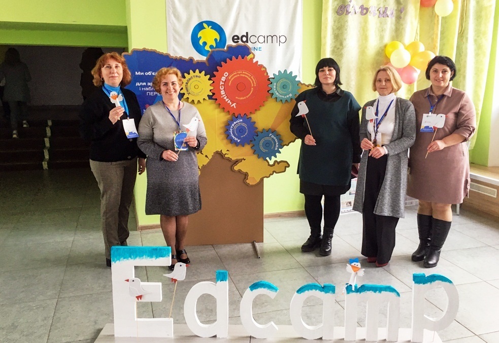 Друга праворуч на знімку – натхненна лідерка EdCamp Mena Світлана Ємець