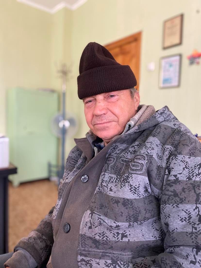 Михайло Ховдій переймається, що вода підтопить хату й інші будівлі на його землі