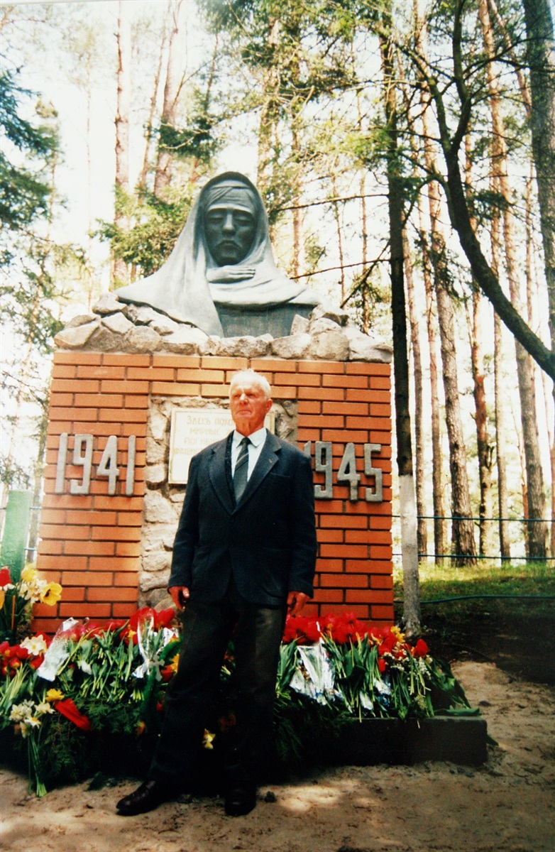 Олександр Савченко біля своєї роботи «Скорботна мати» (орієнтовно 2008 рік)