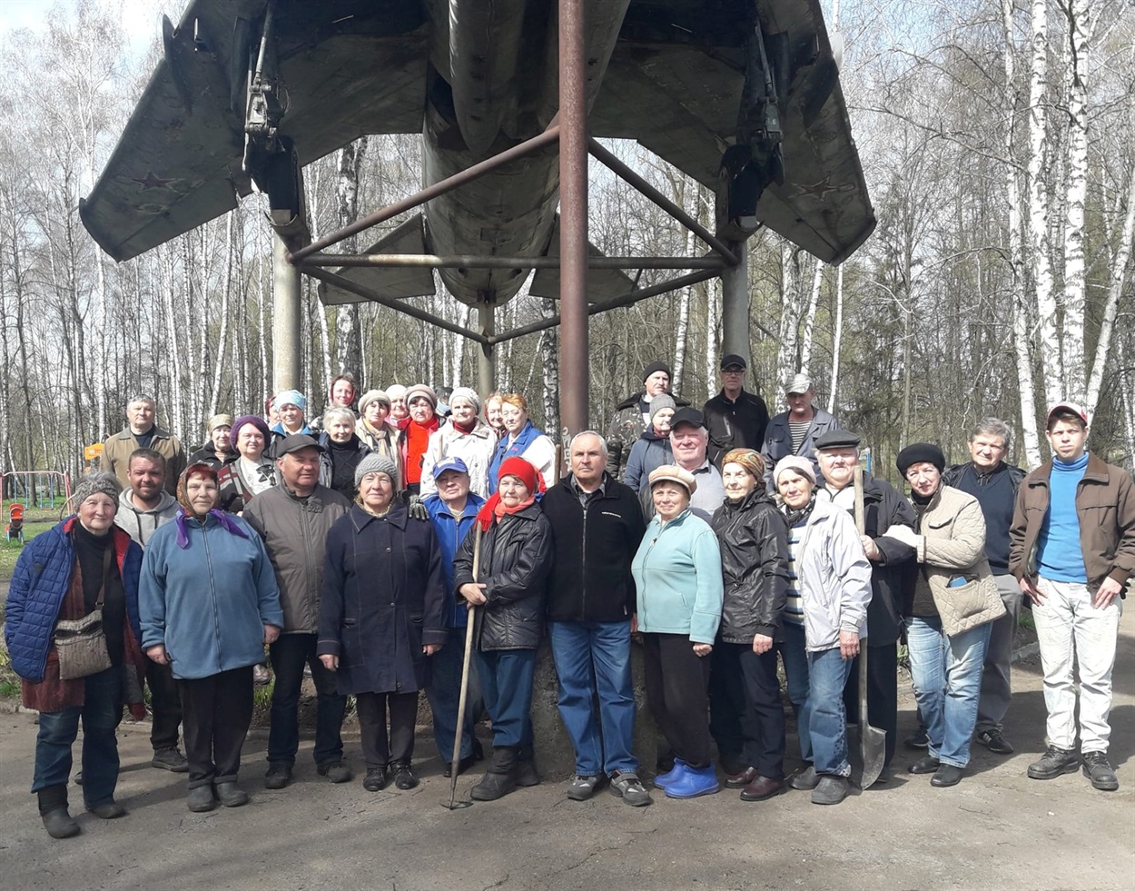 Невтомна старша молодь Корюківки впорядкувала частину територіїї Парку дружби