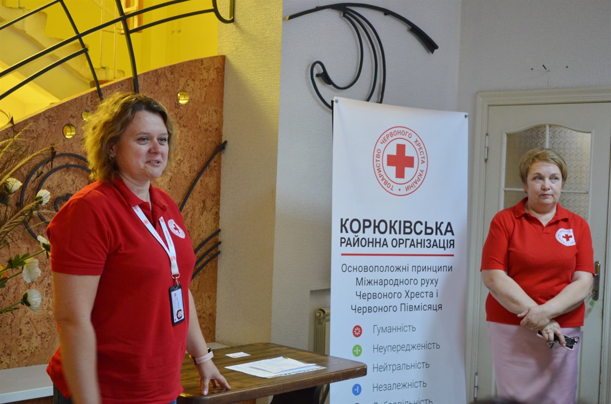 Керівниця Чернігівської обласної організації Товариства Червоного Хреста України Наталія Силенок (зліва) відзначила роботу корюківських колег із найкращого боку