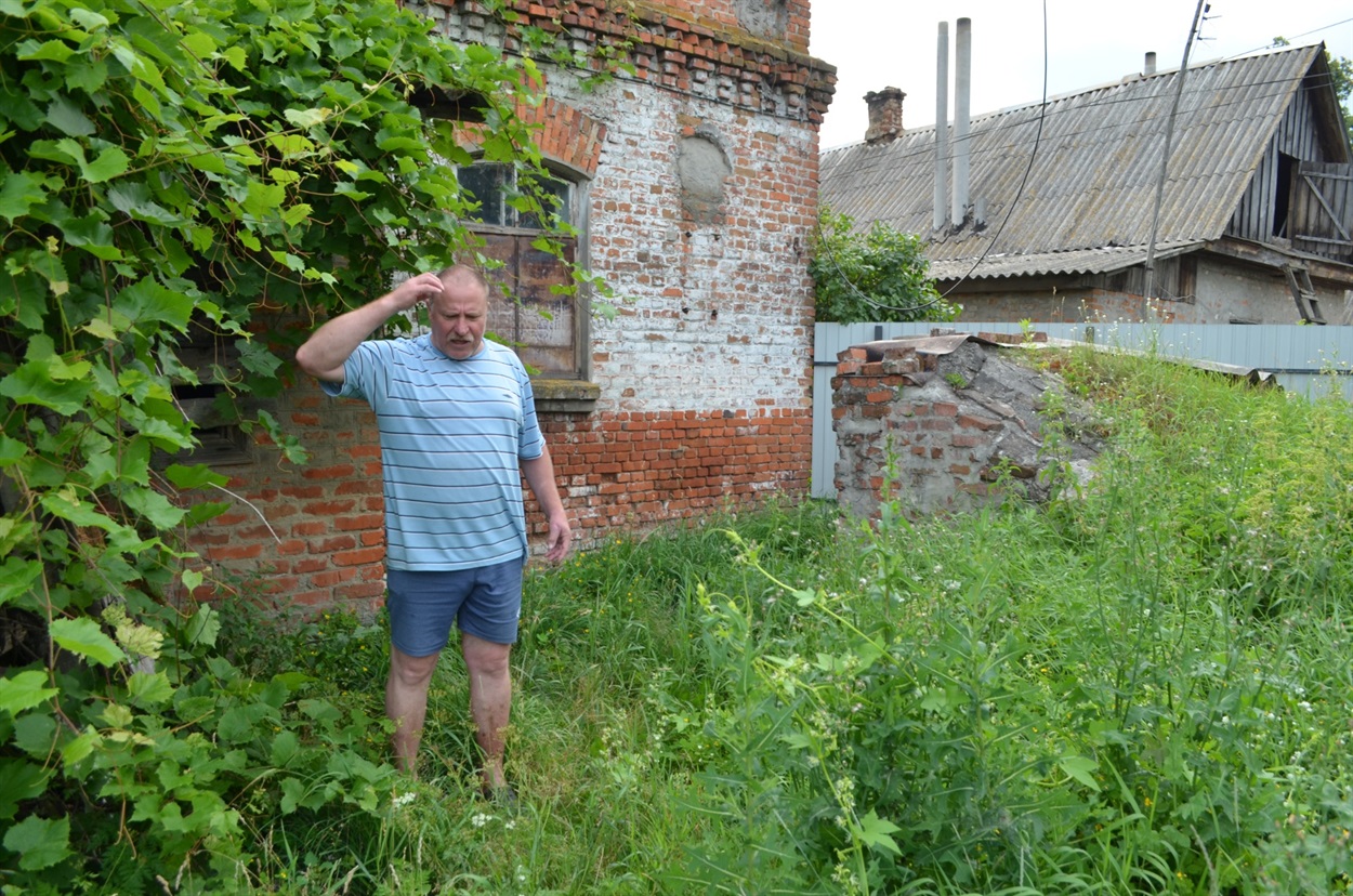 Віталій Бурий біля старого погреба 