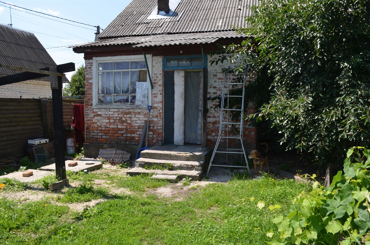 Одна з квартир - із невеличким власним двориком