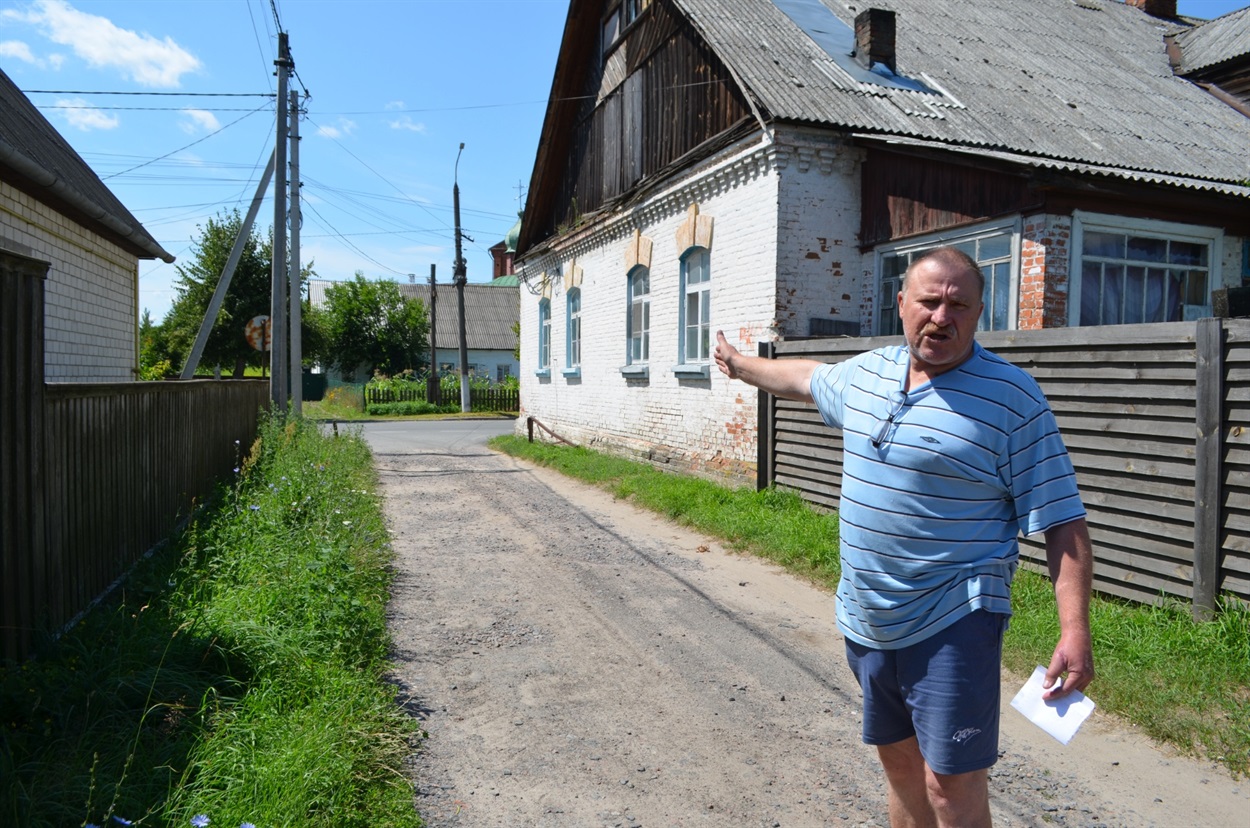 Віталій Бурий показує ненадійний фронтон, із якого постійно відпадають шматки