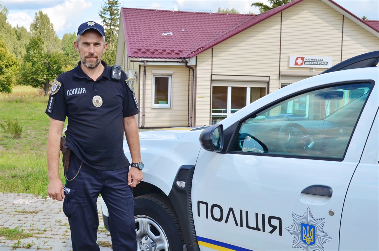 Біля поліцейської станції в Наумівці