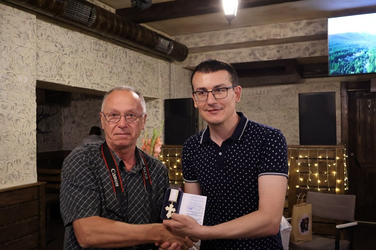 Нагороду з рук голови НСЖУ Сергія Томіленка отримав наш земляк з Менщини Владислав Савенок