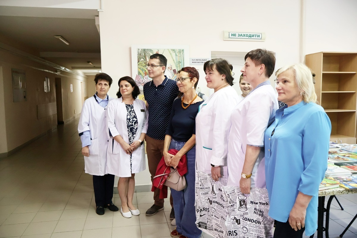 Сергій Томіленко з Анною Дель Фрео у Чернігівській обласній дитячій лікарні з подарунками для маленьких пацієнтів