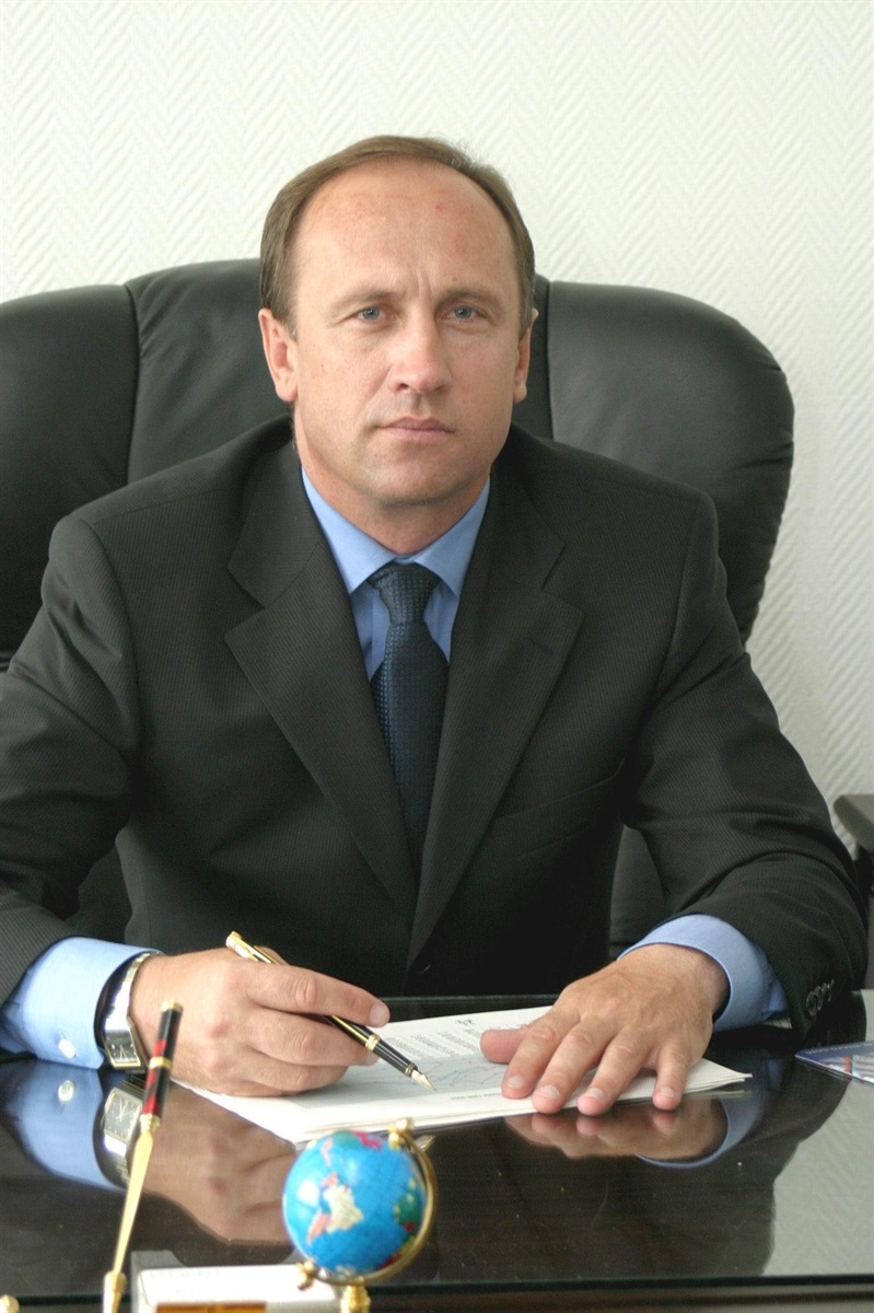 Анатолій Бондар у своєму кабінеті