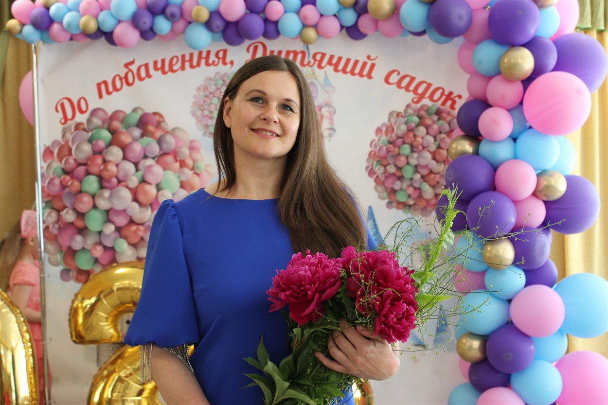 Алла Парфененко надихнулася прикладом своїх шкільних учителів. Здобула освіту й працює у дитячому садочку 