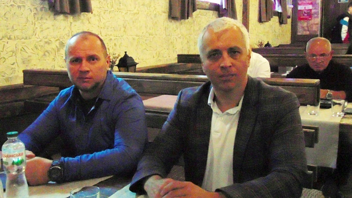 Юрист Олег Музика (зліва) та директор місцевого центру з надання безоплатної вторинної правової допомоги Володимир Бобруйко