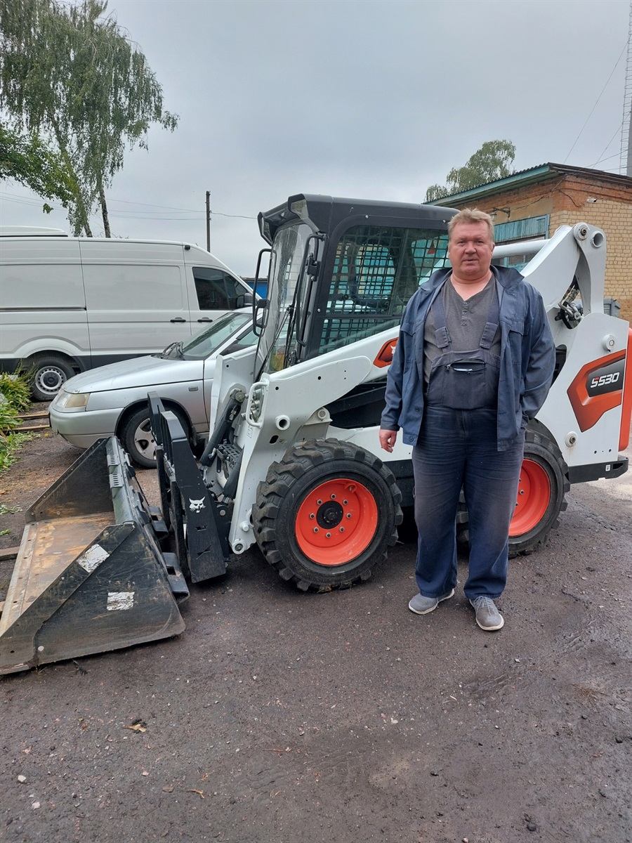 Навантажувач BobCat Куликівська громада отримала від GIZ під час бойових дій. Машина дуже допомогла, коли селище перетворилося на гуманітарний хаб, куди звозили харчові продукти та іншу допомогу. 