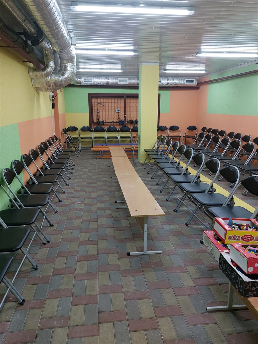 Одне з укриттів Куликівського ліцею відремонтували спільними зусиллями. Гроші на матеріали дала громада з Чехії, селищна рада оплатила роботи будівельників, а колектив демонтував пічку, труби та інше власними силами. 
