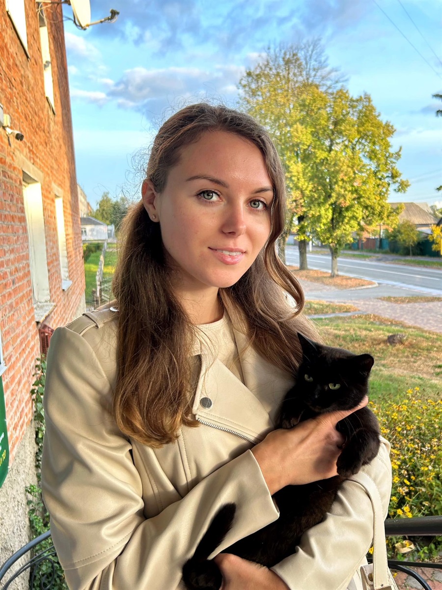 Ірина Титенко з кішкою, яку викинули напризволяще. Чотиримісянне кошеня дало потомство, яке прилаштували в родини. Тепер шукають господарів для стерилізованої й здорової мами
