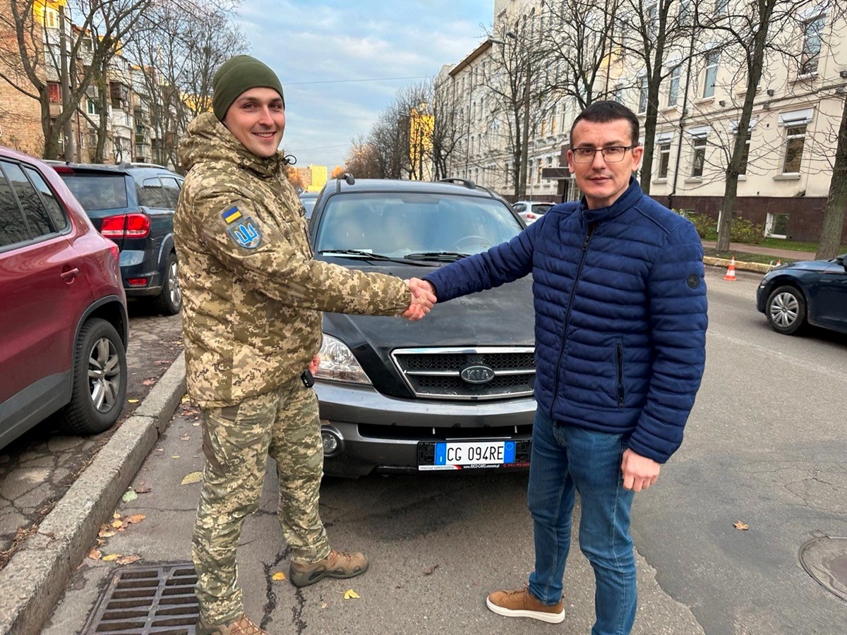 Голова Національної спілки журналістів України Сергій Томіленко передав ключів від позашляховика, придбаного за  кошти медійників