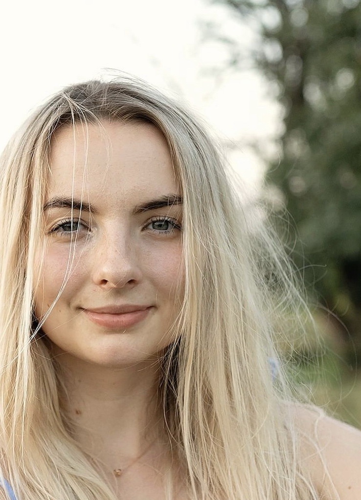 Юлія любить читати, тому небайдужа до різних книг і авторів
