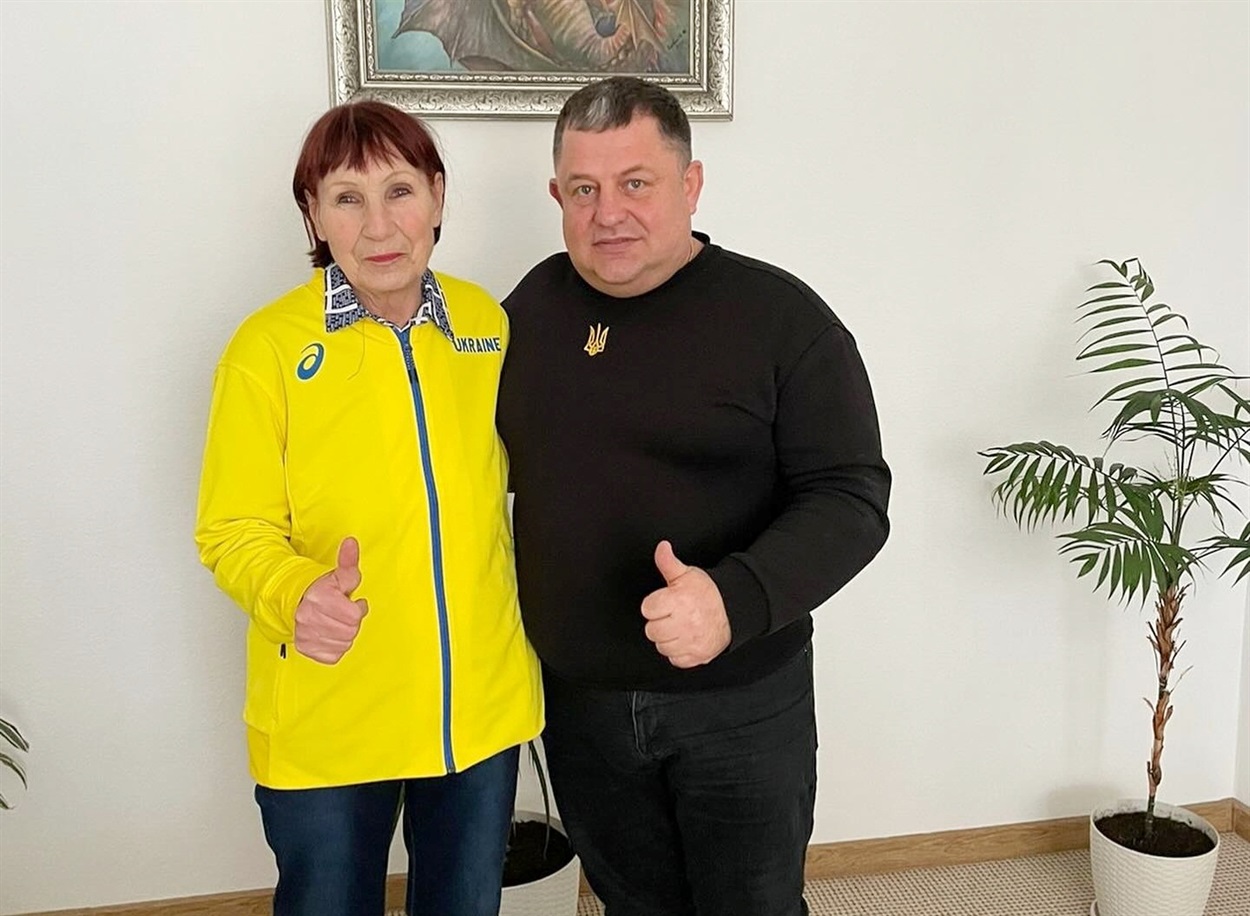 З присвоєнням звання заслуженого працівника фізичної культури і спорту Надію Таратухіну привітав міський голова Геннадій Примаков