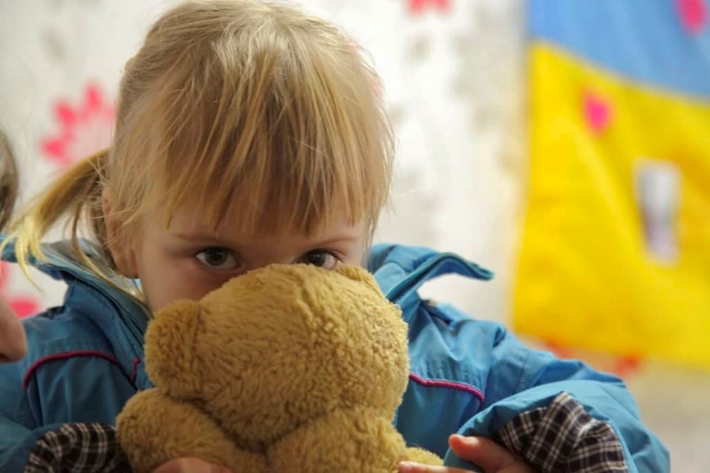 Дітям в укритті необхідно відволіктися від тривожних думок. Тому - грайтеся!