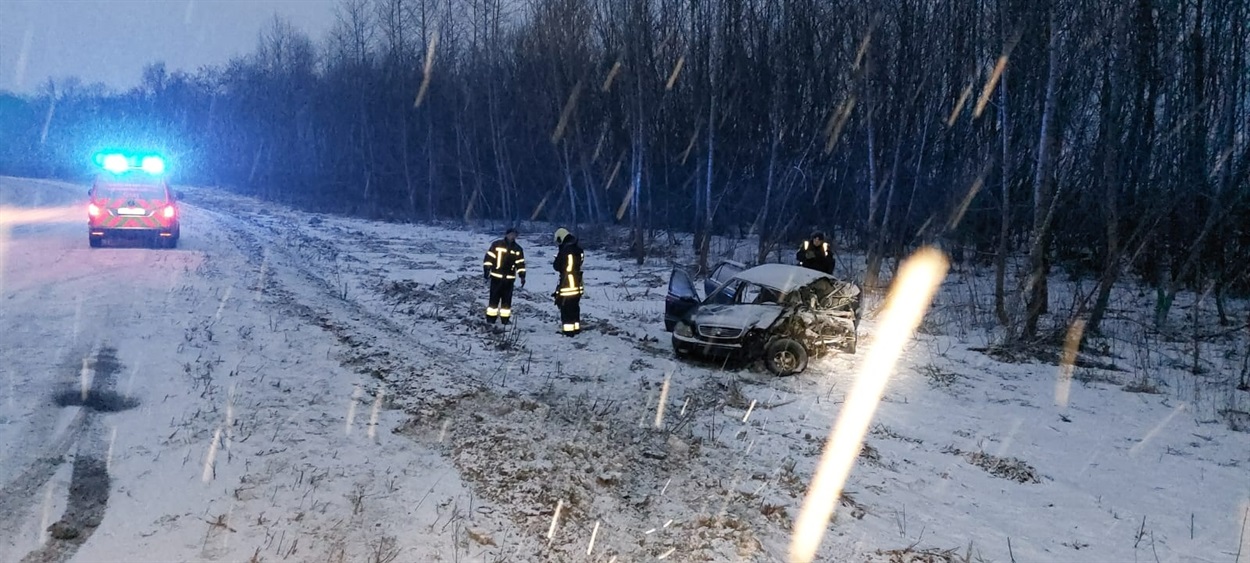 Вранці 9 лютого на автодорозі Чернігів-Гремʼяч поблизу села Волосківці сталася ДТП: 36-річний водій легковика Geely не впорався з керуванням та виїхав на зустрічну смугу, де зіткнувся з вантажним фургоном «МАЗ». Внаслідок цього водій Geely травмувався та був госпіталізований