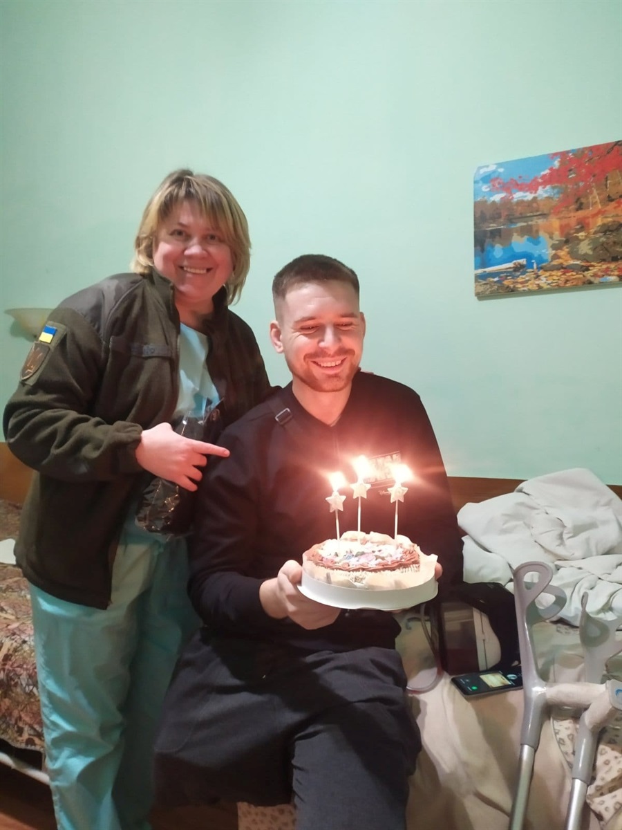 Щирою вдячністю світилися очі Євгена Бук­ ші, коли до нього в госпіталь завітала Світлана Грищенко (Кравчук), щоб привітати хлопця з Днем народження