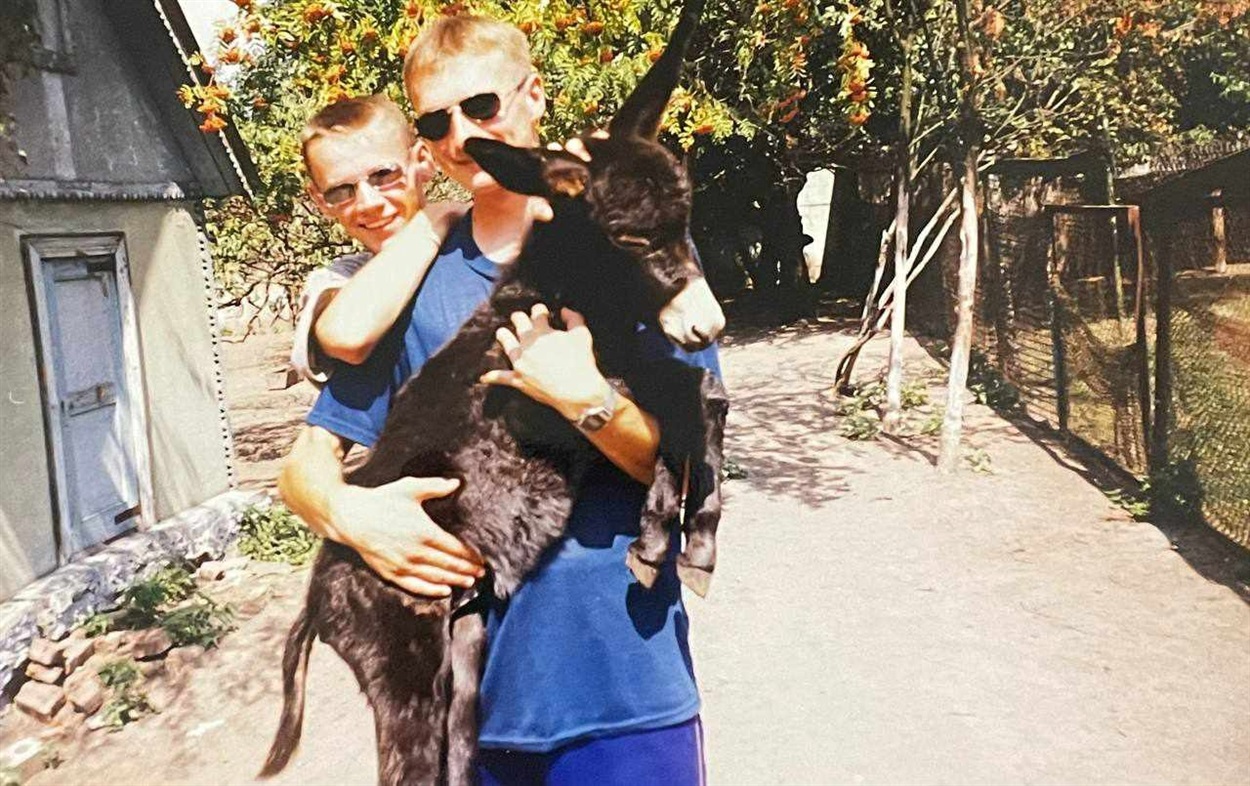 Ця світлина датується орієнтовно 1996-1997 роками.  На жаль, не було тоді телефонів з камерами... Того літа, по закінченню школи, Сергій (тримає віслючка на руках) та його товариш (а в майбутньому - кум) Олег Сивенко деякий час працювали у зоопарку