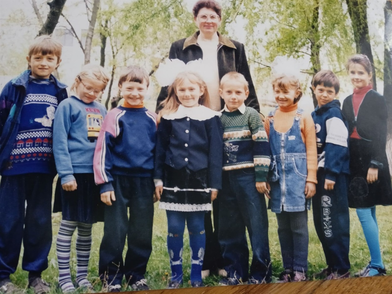 Рома Кубай (крайній зліва) разом з однокласниками та першою вчителькою Наталією Кубай