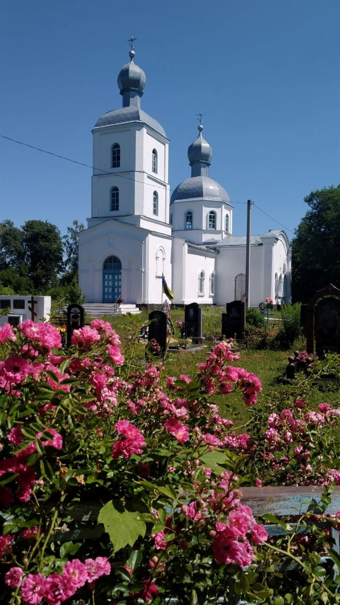 У 1864 році в Бірківці змуровали церкву Богородиці, на залишках якої в 1989 році відбудували Свято-Троїцьку церкву