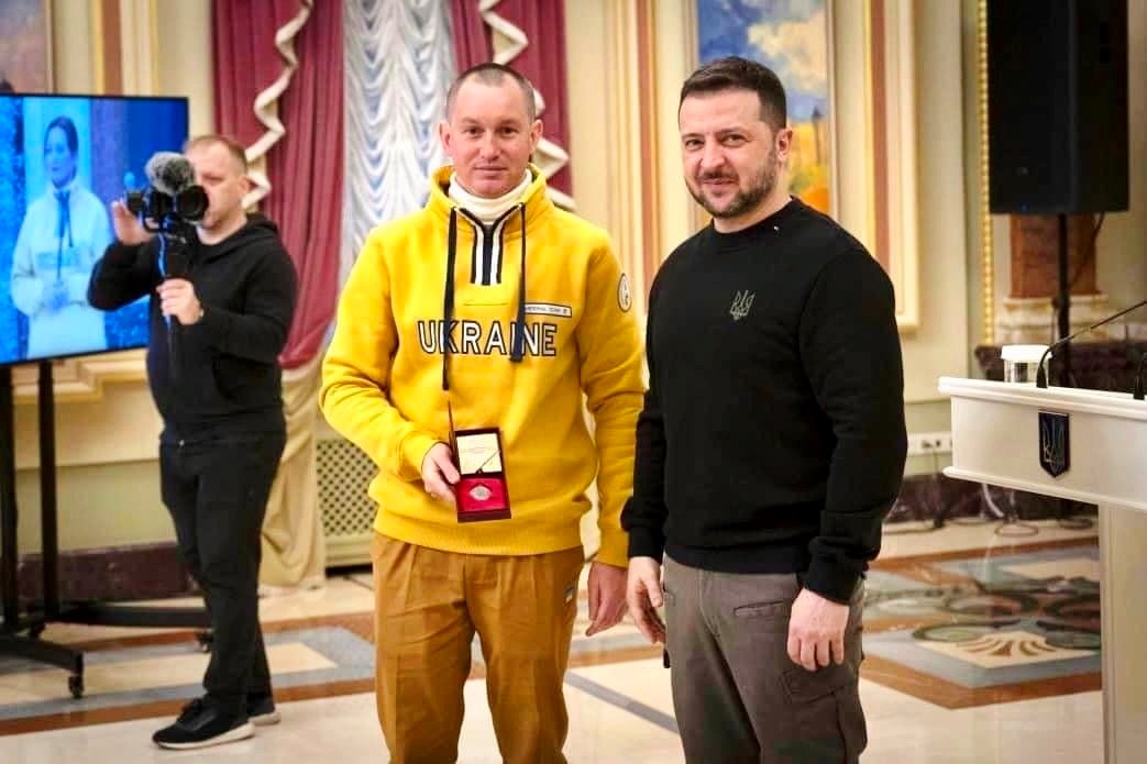 Президент України Володимир Зеленський вручив відзнаку Дмитру Хуртику