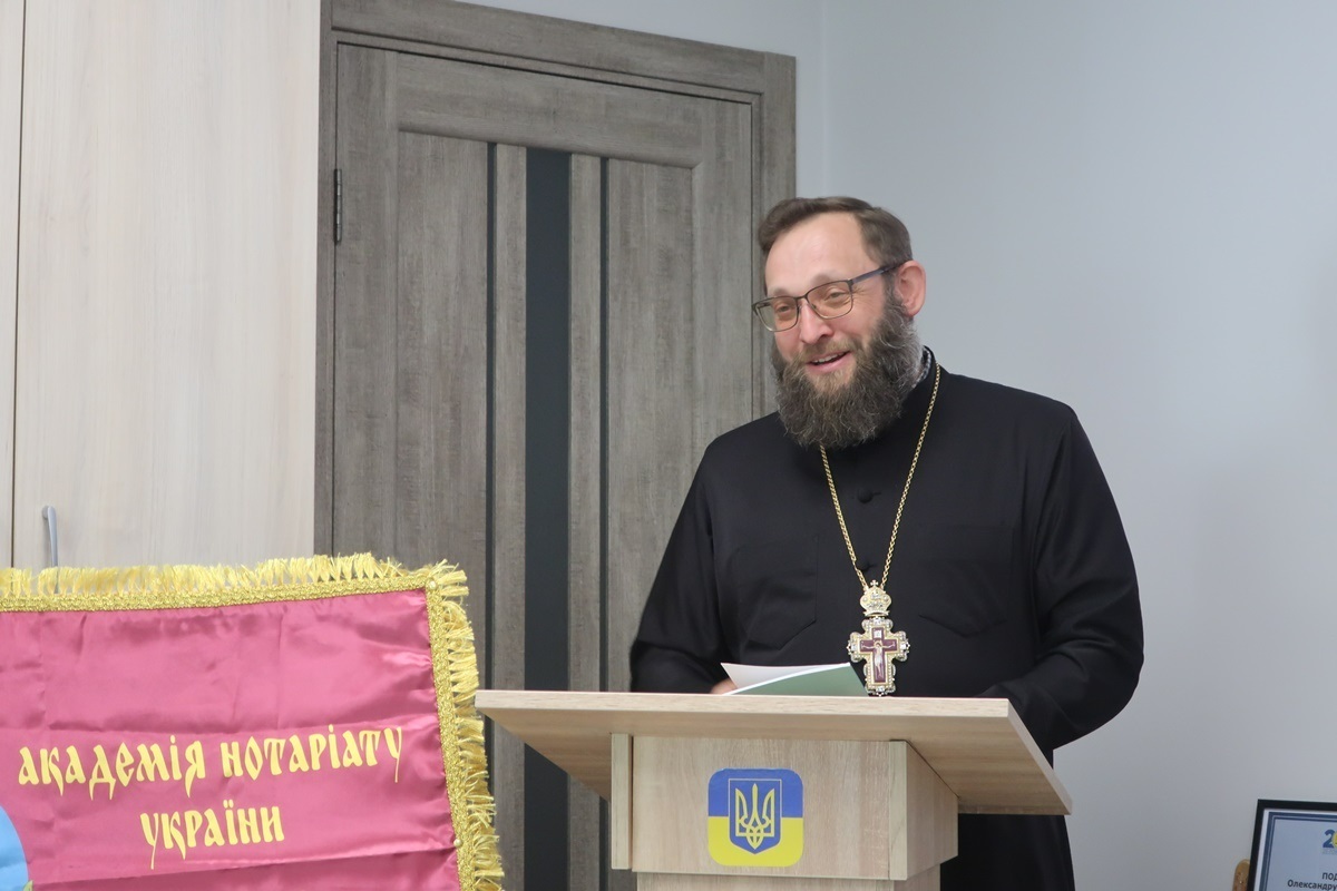 Отець Роман Кіник читає молитву