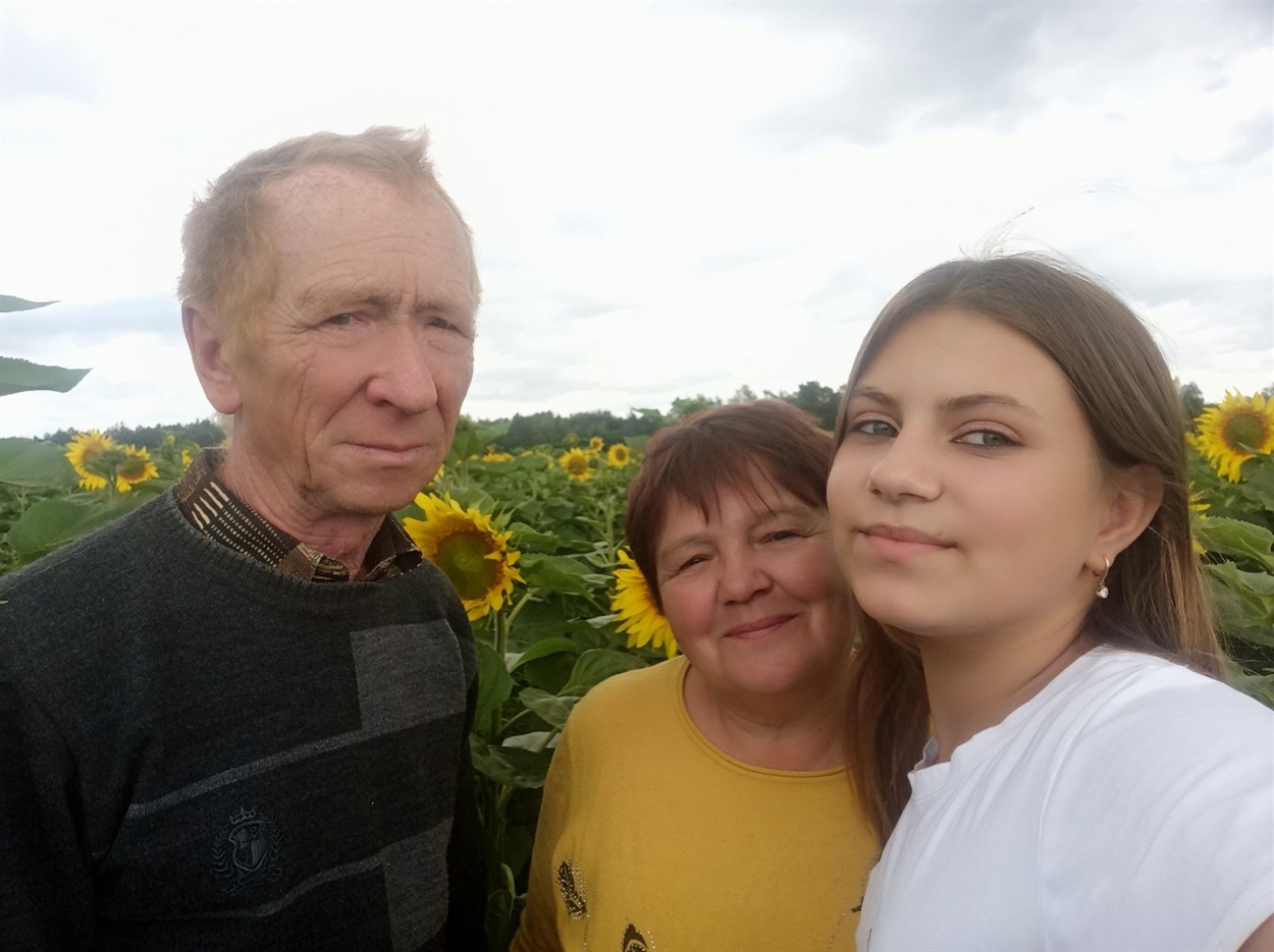 Василь Мірошник з дружиною та внучкою Вікою
