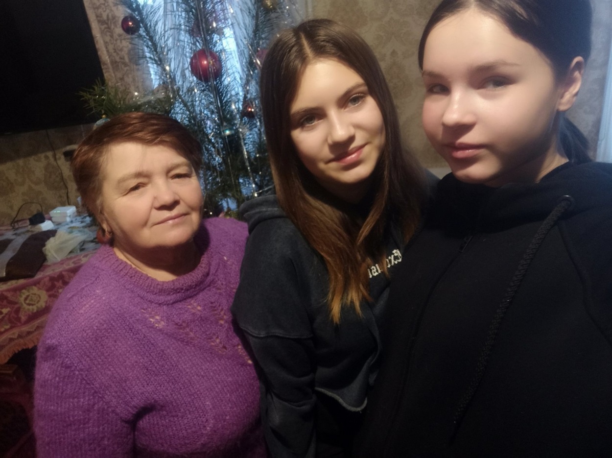 Бабуся Люба з внучками Вікою і Христиною (справа)