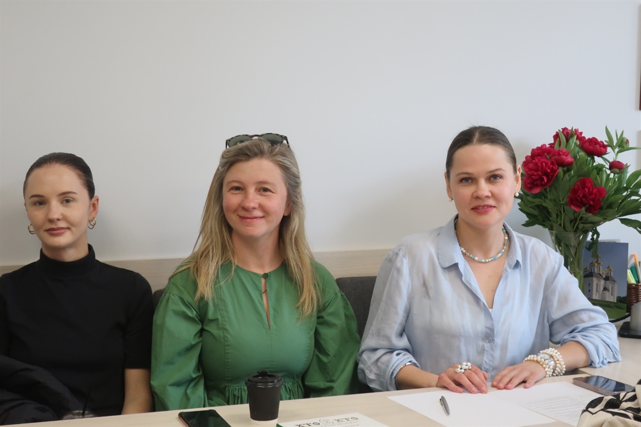 Психологині Ольга та Регіна Русак і громадська активістка Вікторія Бірюкова