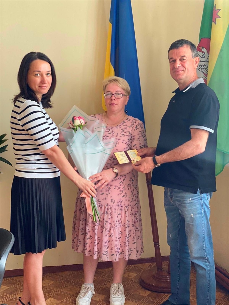 Наталію Примаченко вітають селищний голова Василь Чеботарь і керуюча справами (секретар) виконкому Тетяна Полторацька