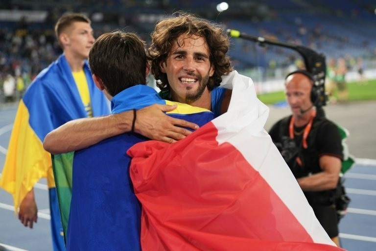 Своєму кумиру Джанмарко Тамбері – чемпіону Європи 2019 року зі стрибків у висоту у приміщенні, олімпійському чемпіону - у фіналі Чемпіонату Європи у Римі 11 червня 2024 року Владислав поступився першим місцем
