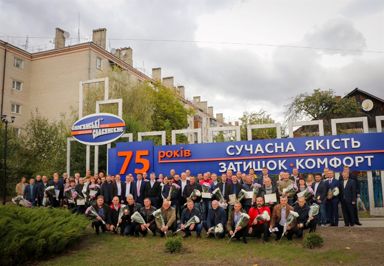 По закінченню урочистостей всі учасники зібрання сфотографувалися біля оновленого місця відпочинку корюківчан