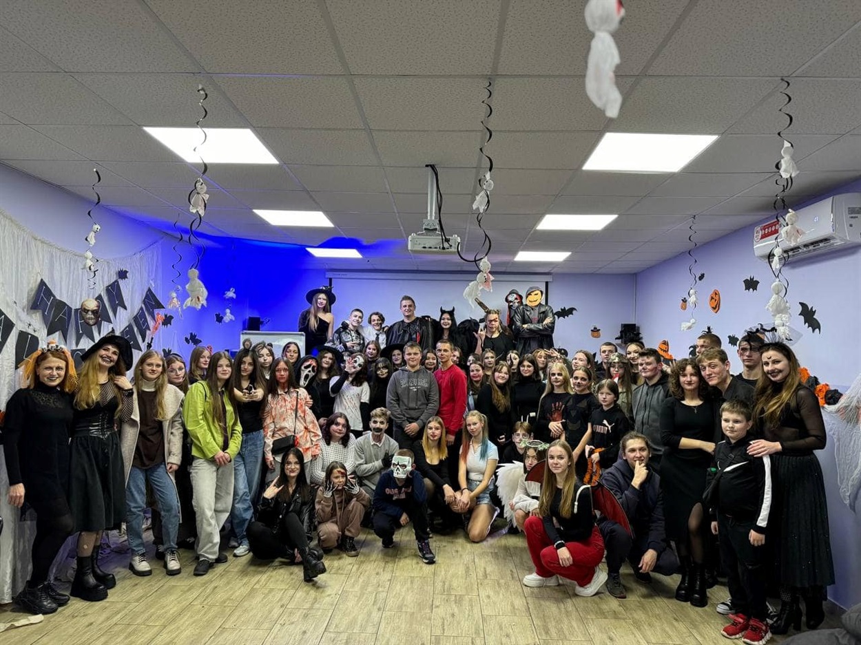 Ось такою великою командою святкували Гелловін у Корюківці