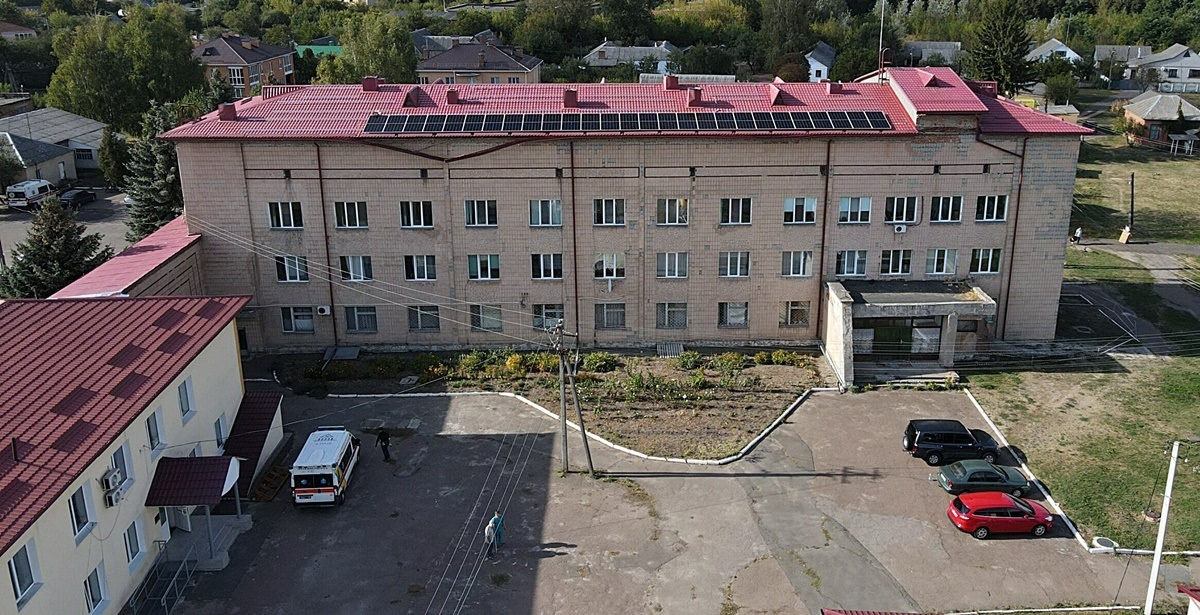 Сонячні панелі встановлені на даху міської лікарні