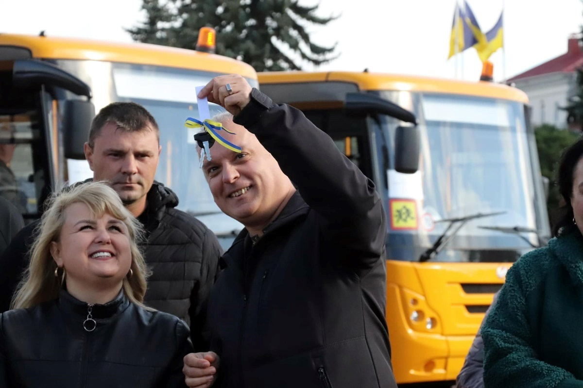 Ключі від нового шкільного автобуса отримали директорка міської школи імені Шевченка Тамара Шепель та секретар міськради Юрій Стальниченко