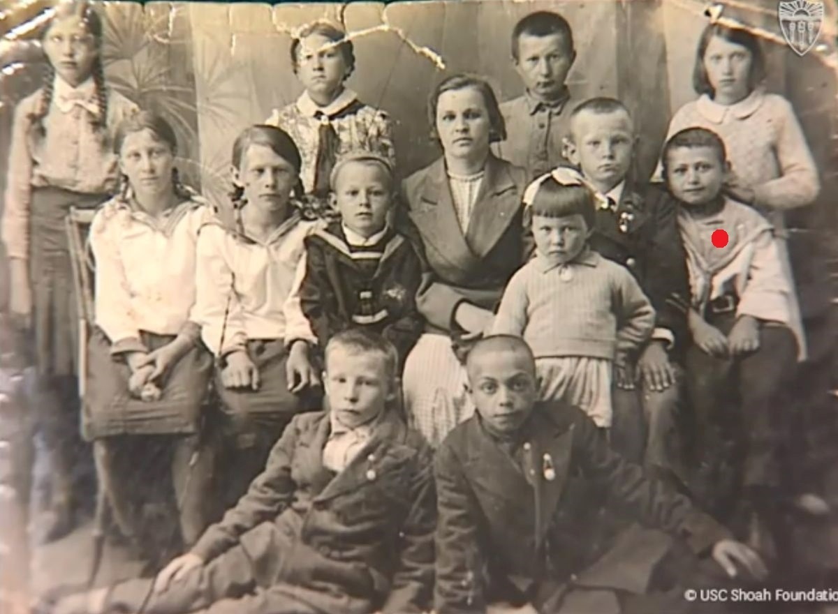 На світлині, яка дійшла до наших часів, учні четвертого класу 1941 р. Зяма Пергаменщик назвав деякі імена – Йосип Пергаменщик (загинув під час Голокосту), Фіма Аграновський, Льова Некрітін, Яша Любинський, Шая та Яша Менделовичі 