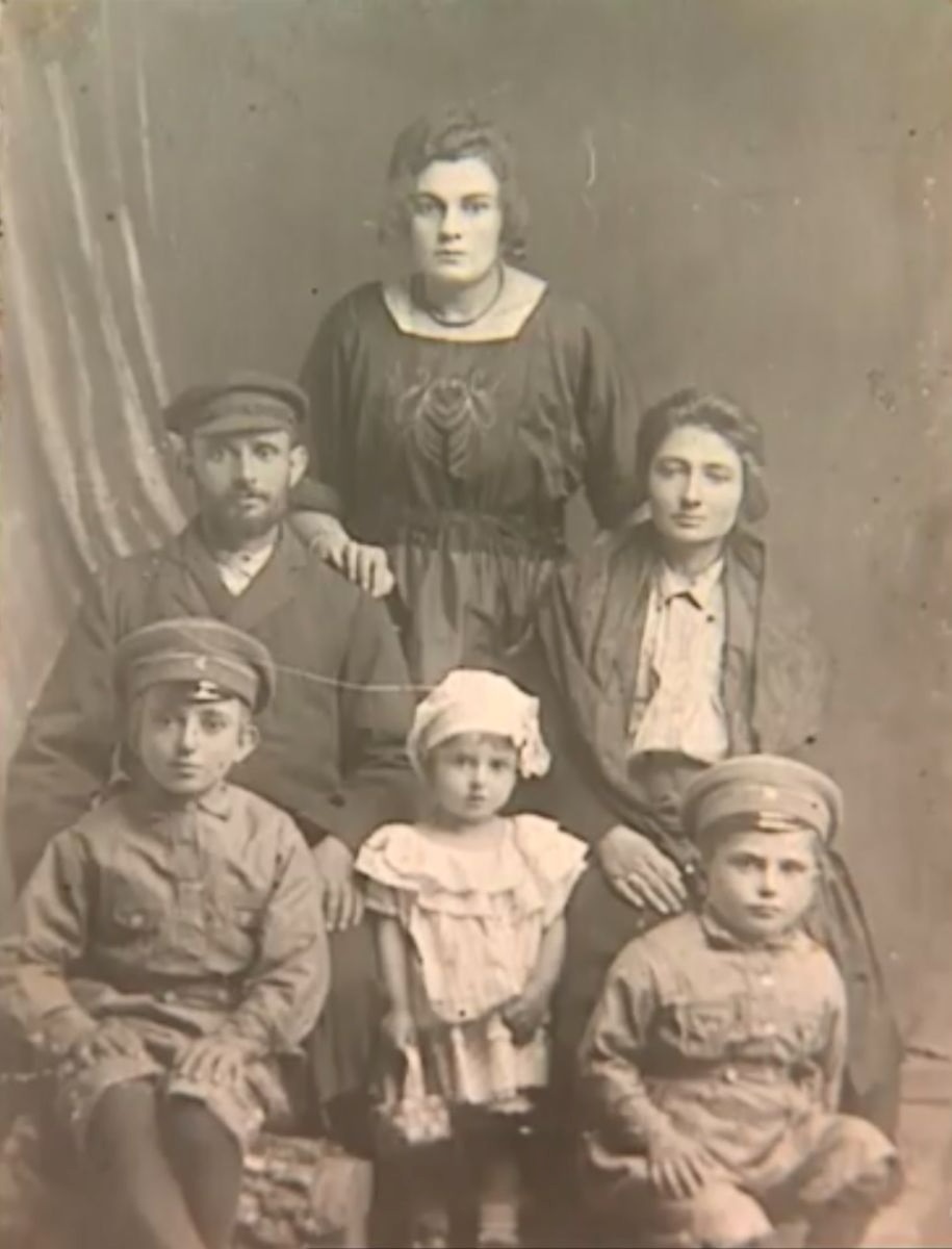 Типова єврейська родина. 
Сім’я Пергаменщиків у Мені, 1920-ті роки. 