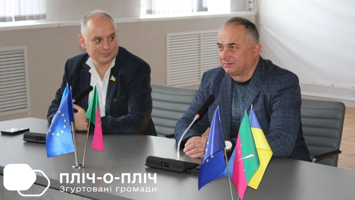 Секретар Менської міської ради Юрій Стальниченко та міський голова Тлумача Ігор Петрук