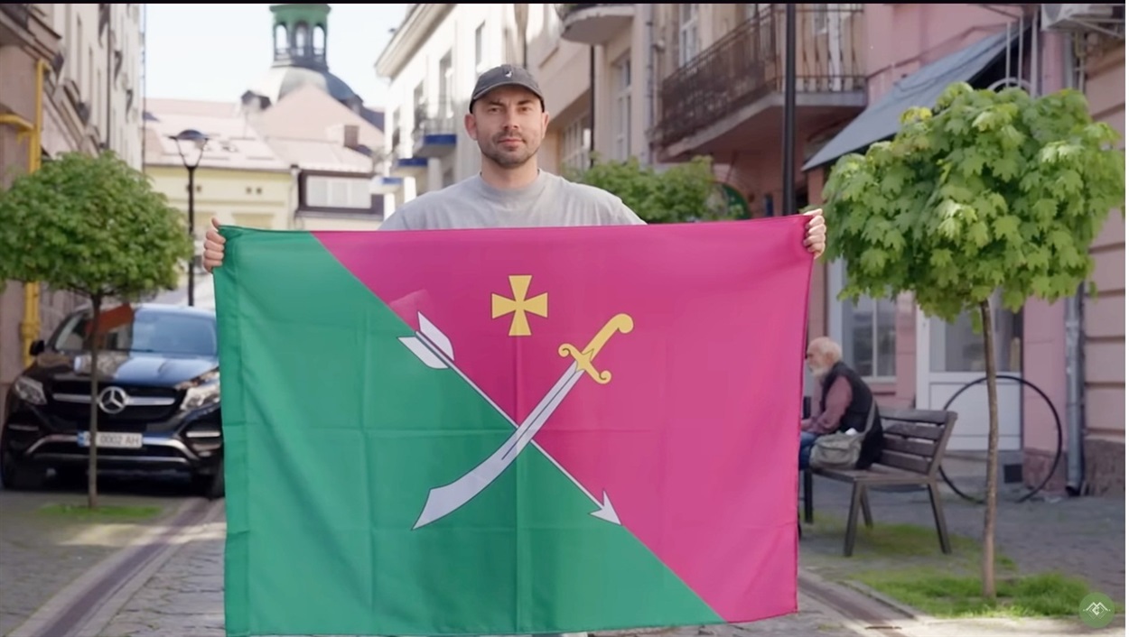 Маріуполець Андрій Бєдняков з менським прапором на Івано-Франківщині