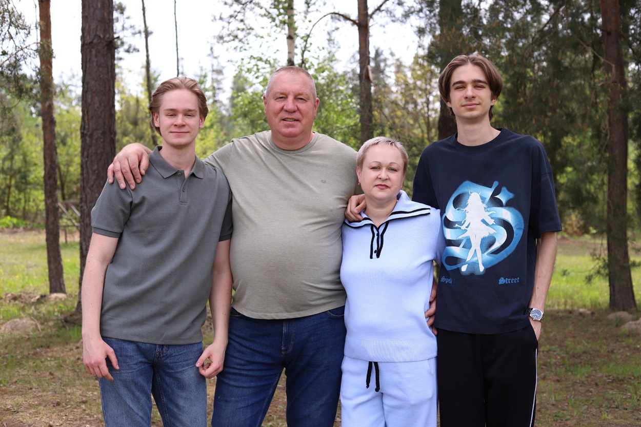 Сваюнас, Діана та двоє їхніх синів, Сімас і Вітас