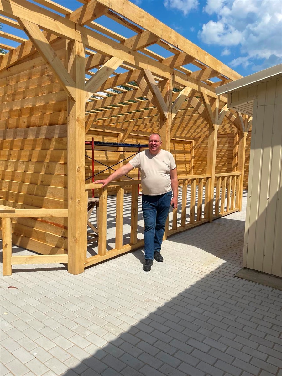 Сваюнас збудував такі альтанки для відпочинку своїх працівників