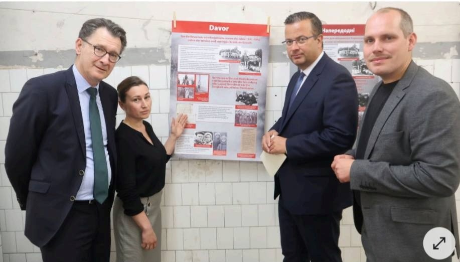 Учасники відкриття фотодокументальної виставки в Німеччині