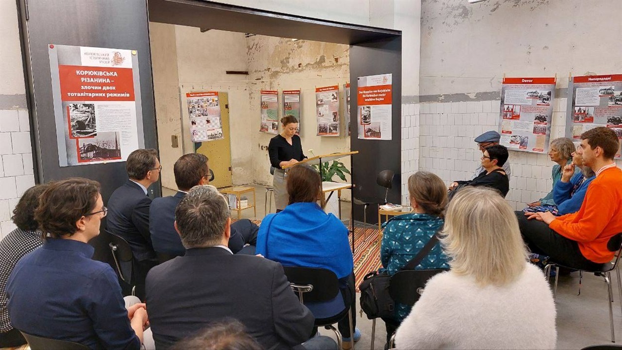 На заходах з нагоди відкриття фотодокументальної виставки виступає Катерина Онищук