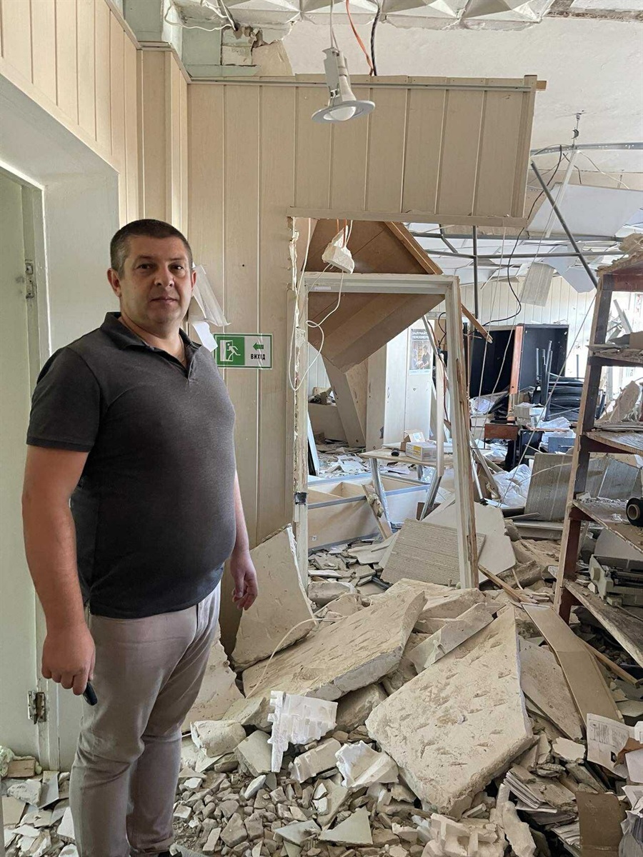 Андрій Тосенко показує кімнати, де працювали листоноші