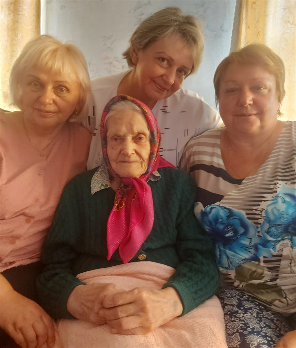 Ганна Іллєнко з доньками (зліва направо) Валентиною, Оленою та Наталією 